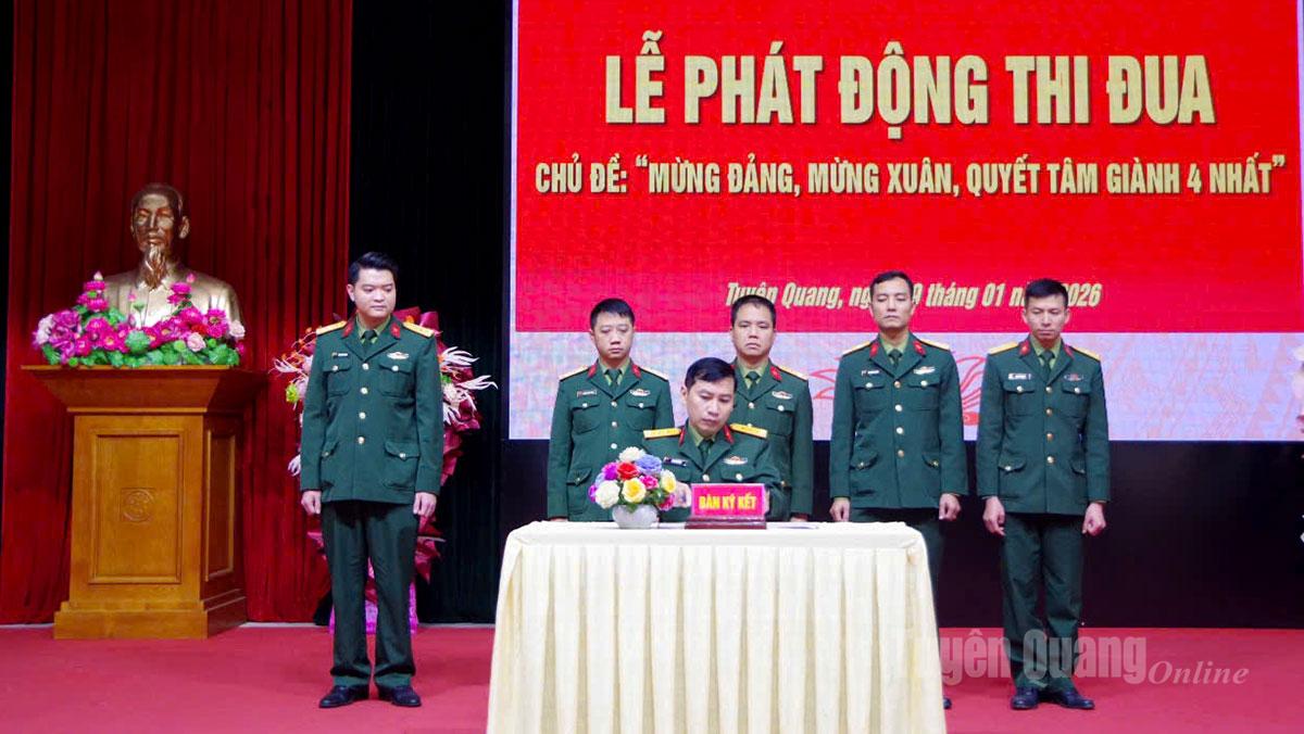 Đại diện các cơ quan, đơn vị ký kết giao ước thi đua.