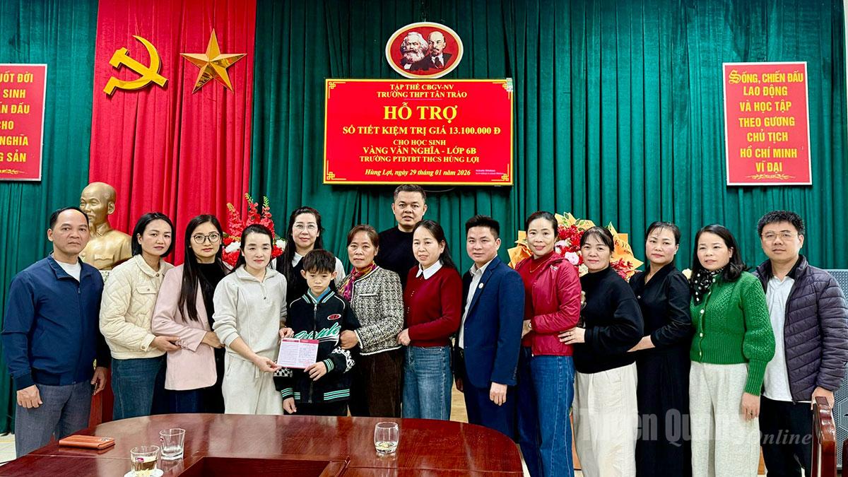 Cán bộ, giáo viên Trường THPT Tân Trào trao sổ tiết kiệm cbo em Vàng Văn Nghĩa, học sinh lớp 6B, Trường Phổ thông Dân tộc bán trú THCS Hùng Lợi.