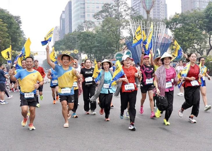 Runners join the 13th Ho Chi Minh City Marathon, which kicks off on Le Duan street on the morning of January 11. (Photo: VNA)
