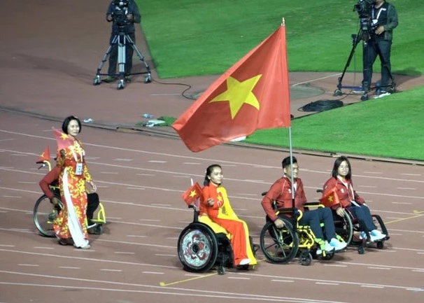 The Vietnamese Paralympic team parades at the closing ceremony of the Games.
