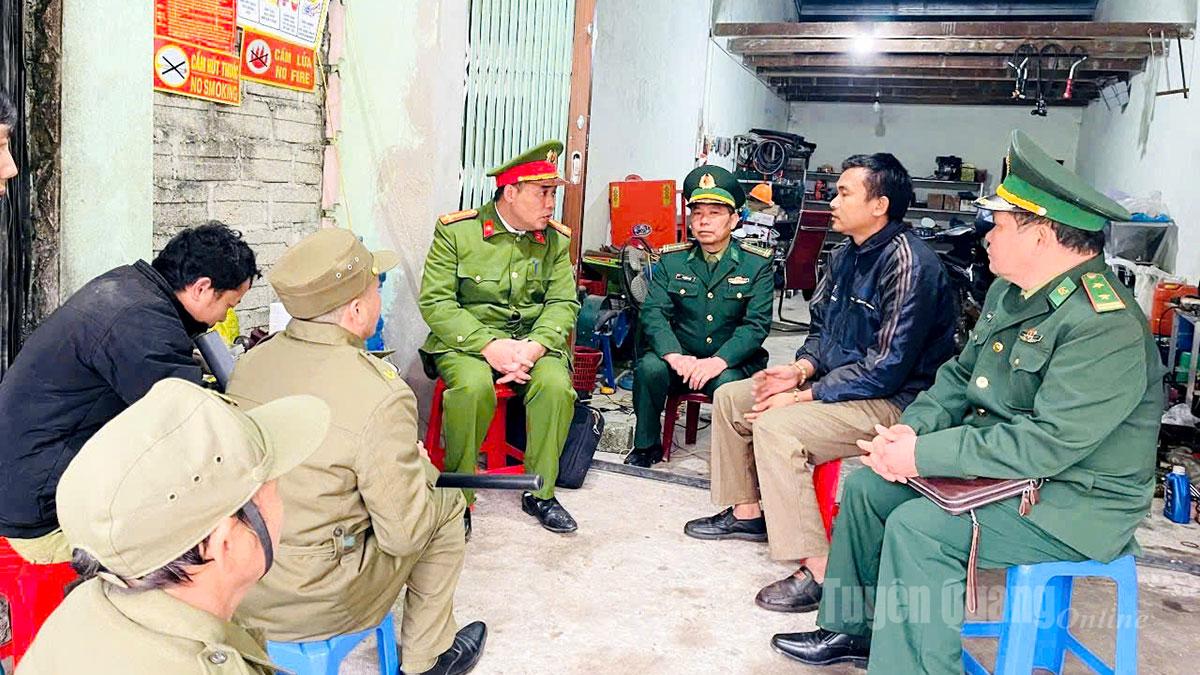 Các lực lượng chức năng xã Tùng Vài nắm bắt tình hình địa bàn, tư tưởng người dân.