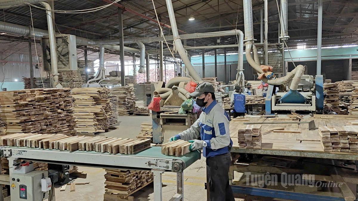 Công ty cổ phần Cơ khí Tuyên Quang ứng dụng máy móc hiện đại trong sản xuất gỗ ván sàn xuất khẩu.
