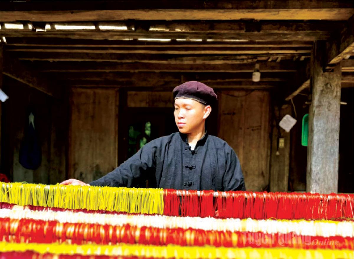 Bún Ngũ sắc Đà Vị, xã Hồng Thái là sản phẩm đặc trưng của người Tày.