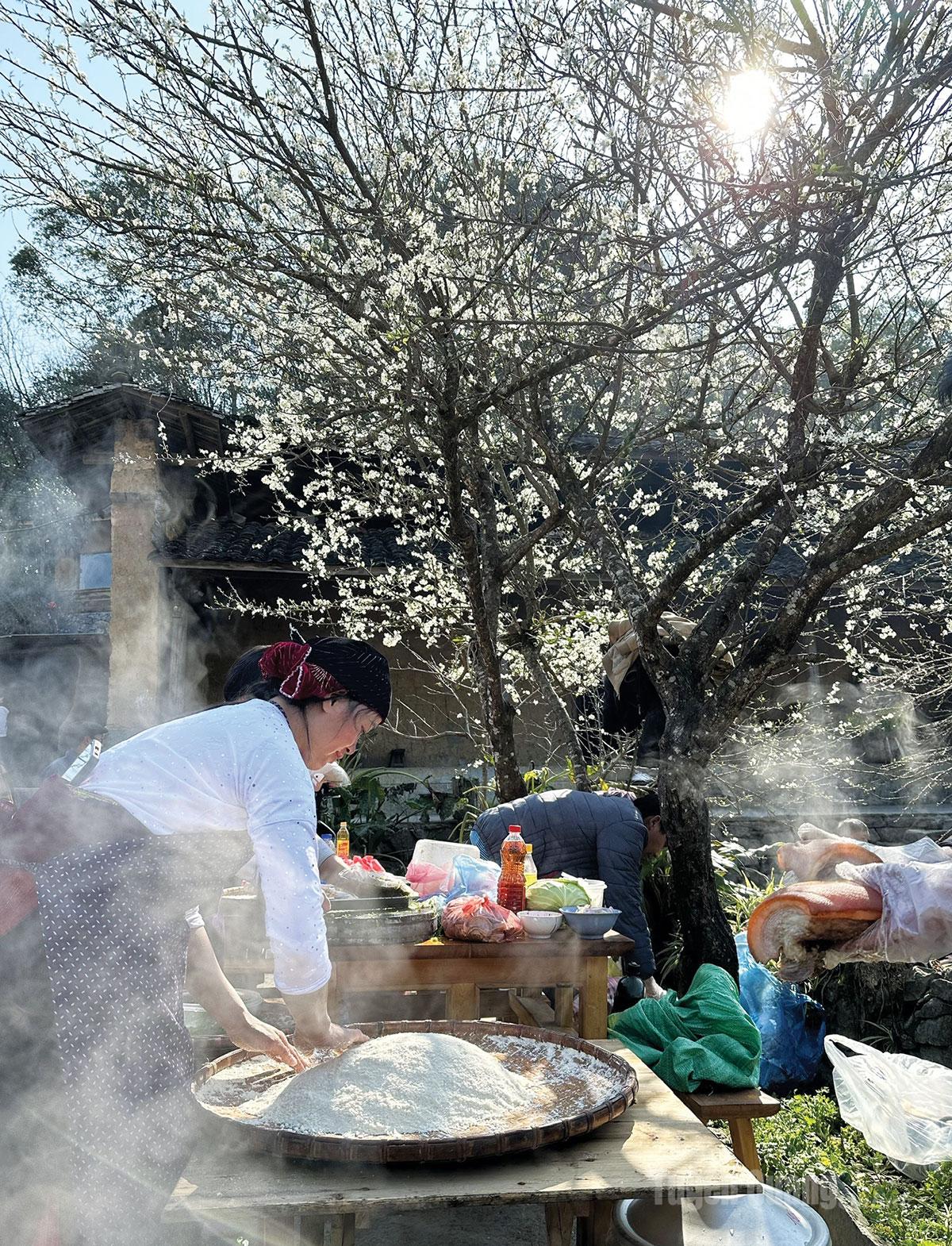 Người dân thôn Lao Xa, xã Sà Phìn tất bật chuẩn bị đón Tết.