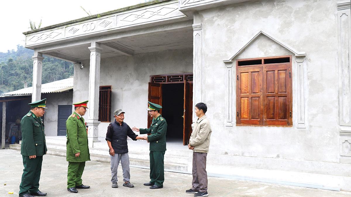 Gia đình ông Cheng Dỉ Sún vui mừng đón Tết trong căn nhà mới.