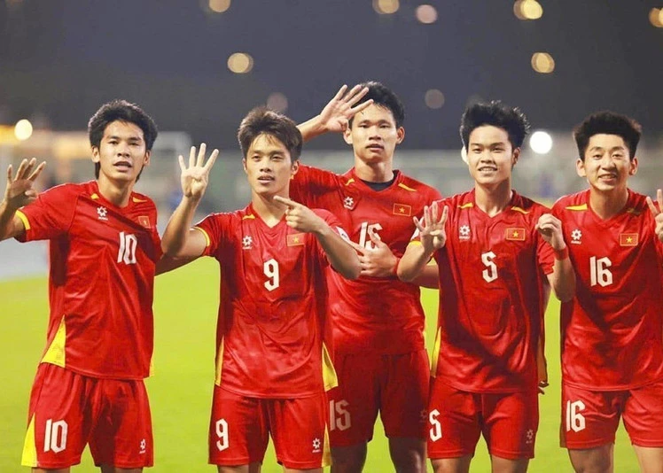Vietnamese players celebrate the opener by Nguyen Quoc Viet (No. 9) at the third-place match against the RoK in the AFC U23 Asian Cup 2026. (Photo: VNA)