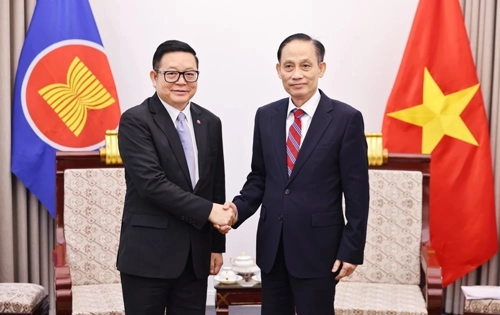 Minister of Foreign Affairs Le Hoai Trung (R) receives ASEAN Secretary-General Kao Kim Hourn in Hanoi on January 14, 2026. (Photo: VNA)