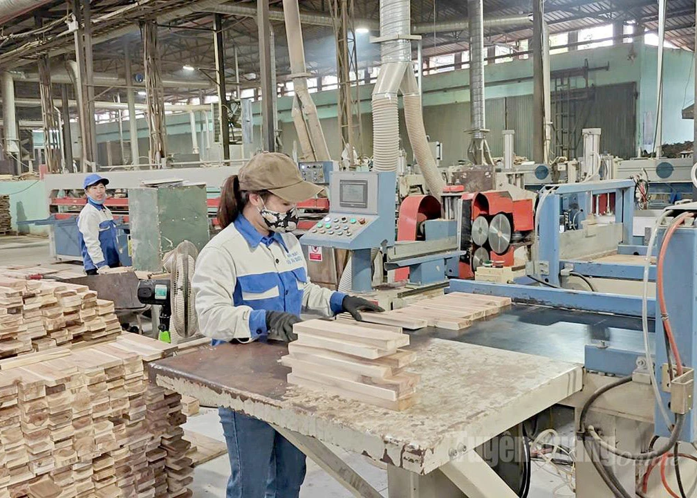 Tuyen Quang Mechanical Engineering Joint Stock Company has invested in modern machinery for the production of export-oriented wood flooring products.