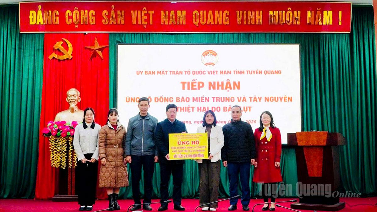 Đại diện Ủy ban MTTQ Việt Nam tỉnh tiếp nhận ủng hộ đồng bào miền Trung và Tây Nguyên của xã Bình Ca.