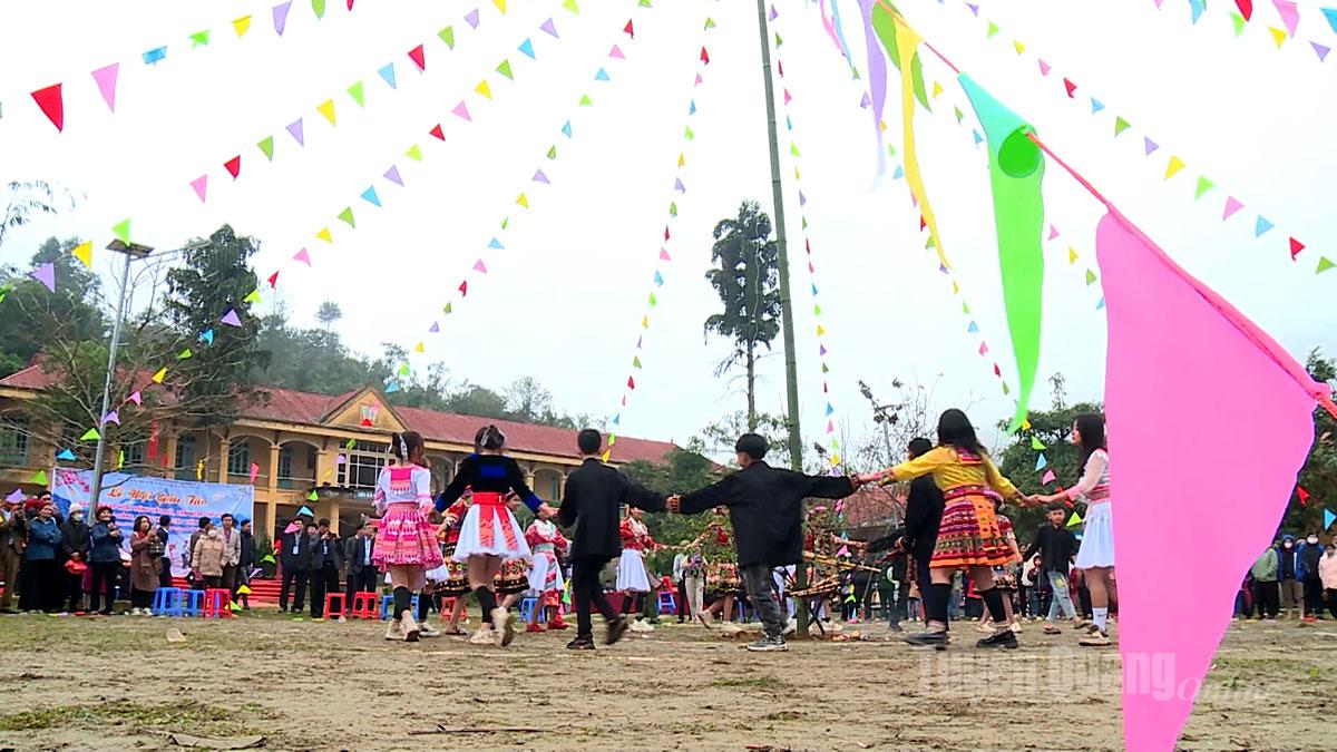 Lễ hội Gầu tào của xã Yên Hoa dịp đầu năm thu hút nhân dân và du khách tham quan, trải nghiệm.