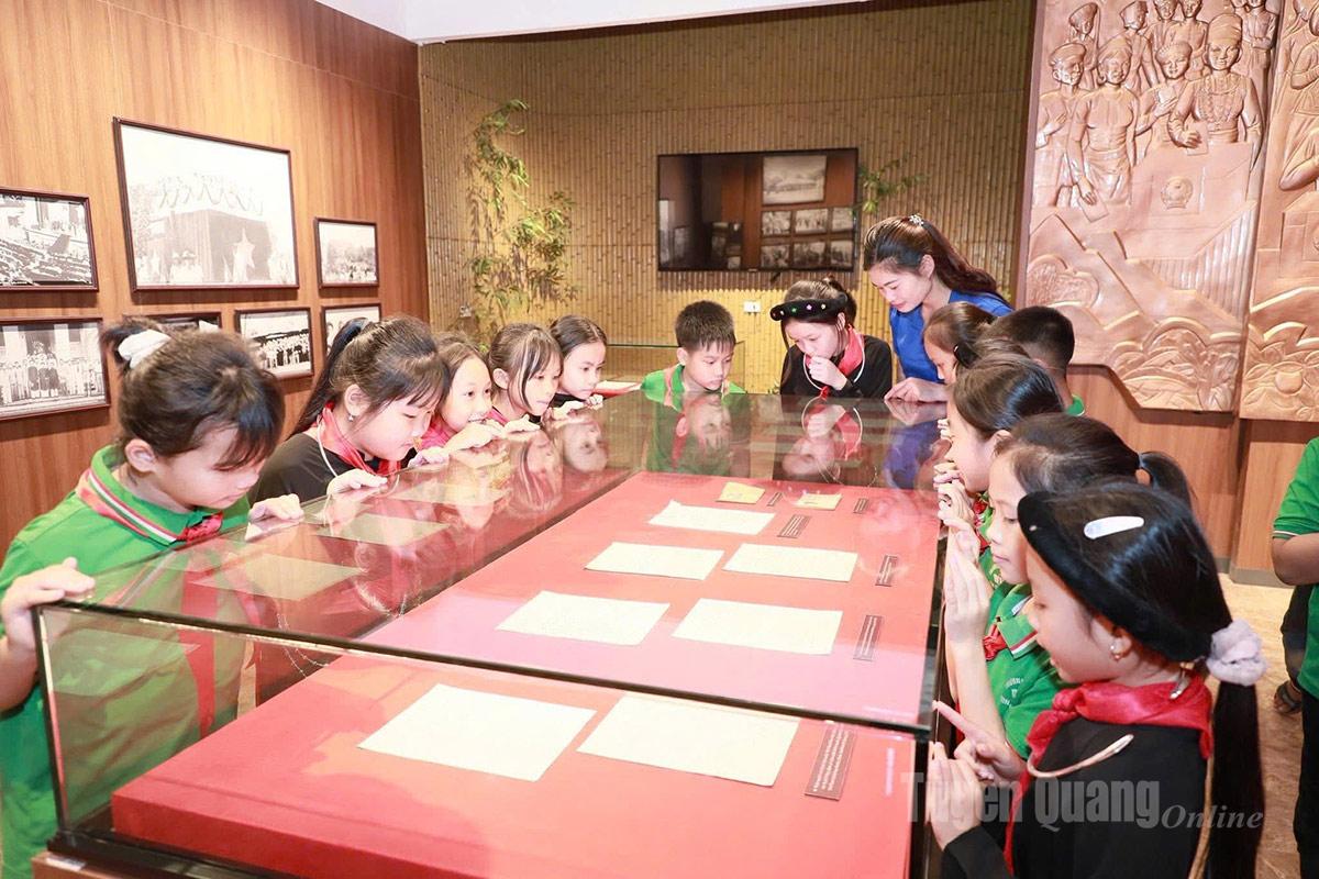 Các em học sinh tham quan, tìm hiểu lịch sử Khu di tích Ban Thường trực Quốc hội.