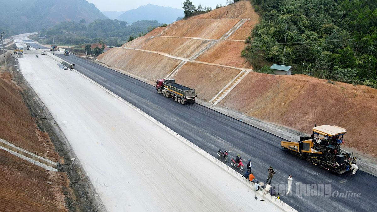 Contractors accelerate construction progress on the Tuyen Quang – Ha Giang Expressway project.