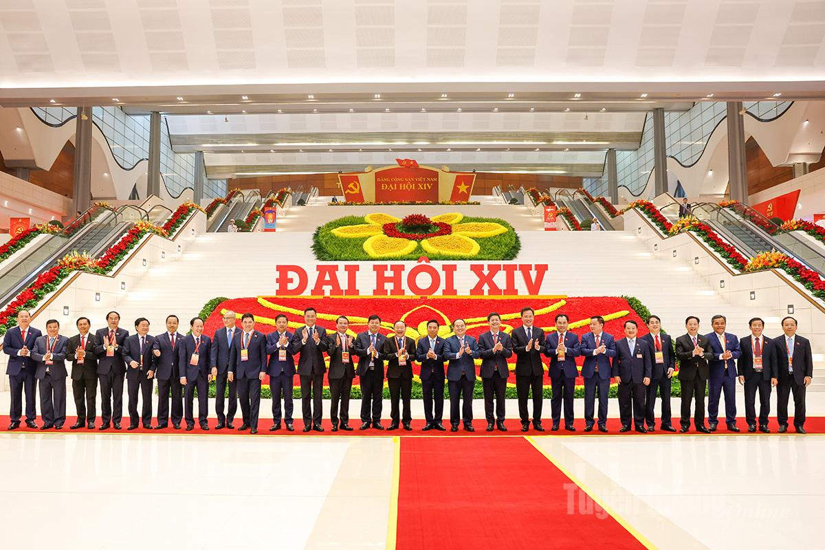 Đồng chí Bí thư Tỉnh uỷ Hầu A Lềnh (thứ 6 từ phải qua trái) chụp ảnh với các Trưởng đoàn tham dự Đại hội.