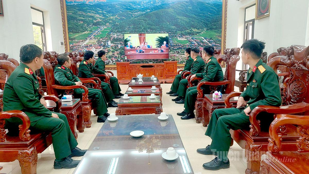 Cán bộ, chiến sĩ Ban Chỉ huy Phòng thủ khu vực 1 Yên Minh theo dõi Đại hội. Ảnh: Ma Thuỷ