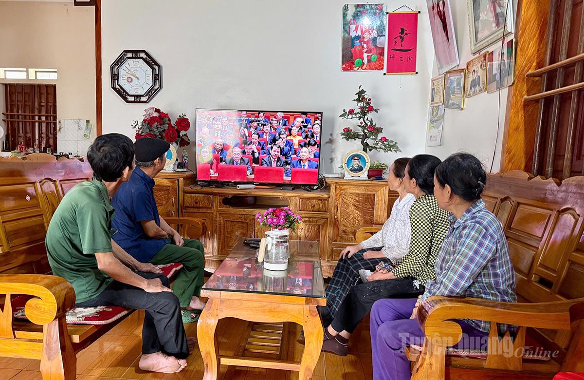 Nhân dân thôn Đồng Hương, xã Chiêm Hóa theo dõi Đại hội đại biểu toàn quốc 