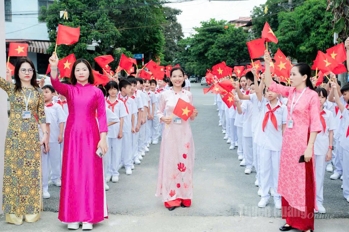 Giáo viên và học sinh Trường THCS Minh Khai, phường Hà Giang 2 hướng về Đại hội. Ảnh: Khánh Huyền