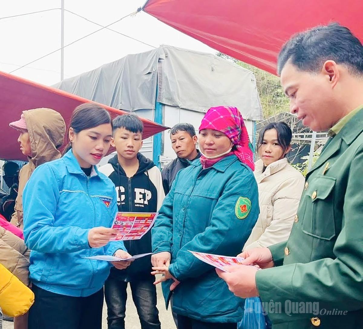 Đồng chí Nguyễn Thị Thời (đứng ngoài cùng bên trái ảnh), đảng viên Chi bộ các cơ quan Đảng xã Bắc Mê tuyên tuyền, vận động người dân thôn Phia Vèn chủ động phòng, chống rét cho đàn gia súc.