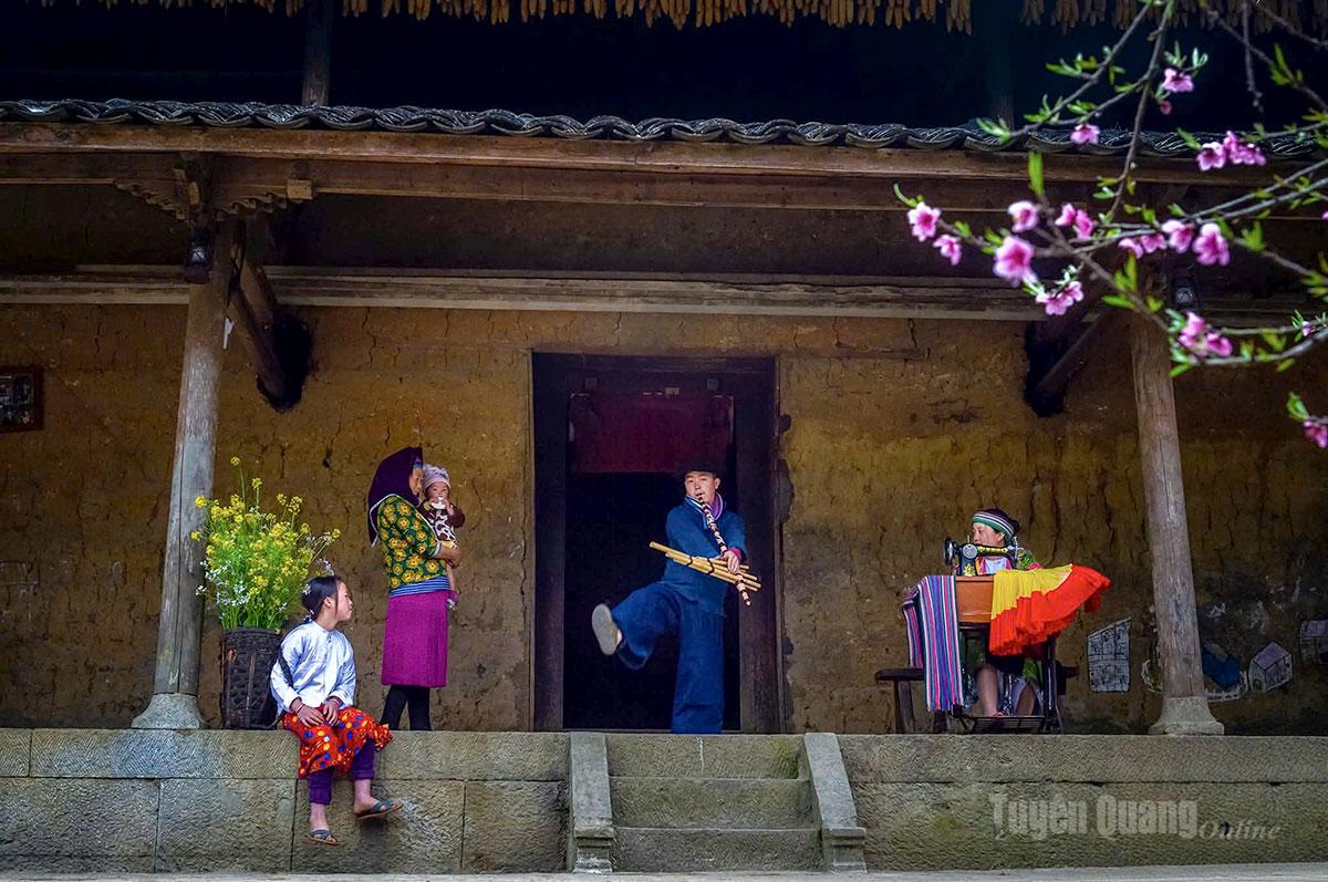 The khen dance has long been a distinctive cultural feature of Hmong young men and women during Tet celebrations.