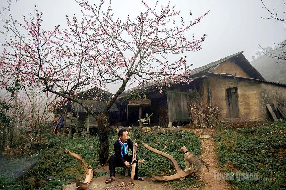 Over the years, local people have preserved many rich traditional cultural traits, from culinary customs and traditional attire to housing styles, rituals and festivals.