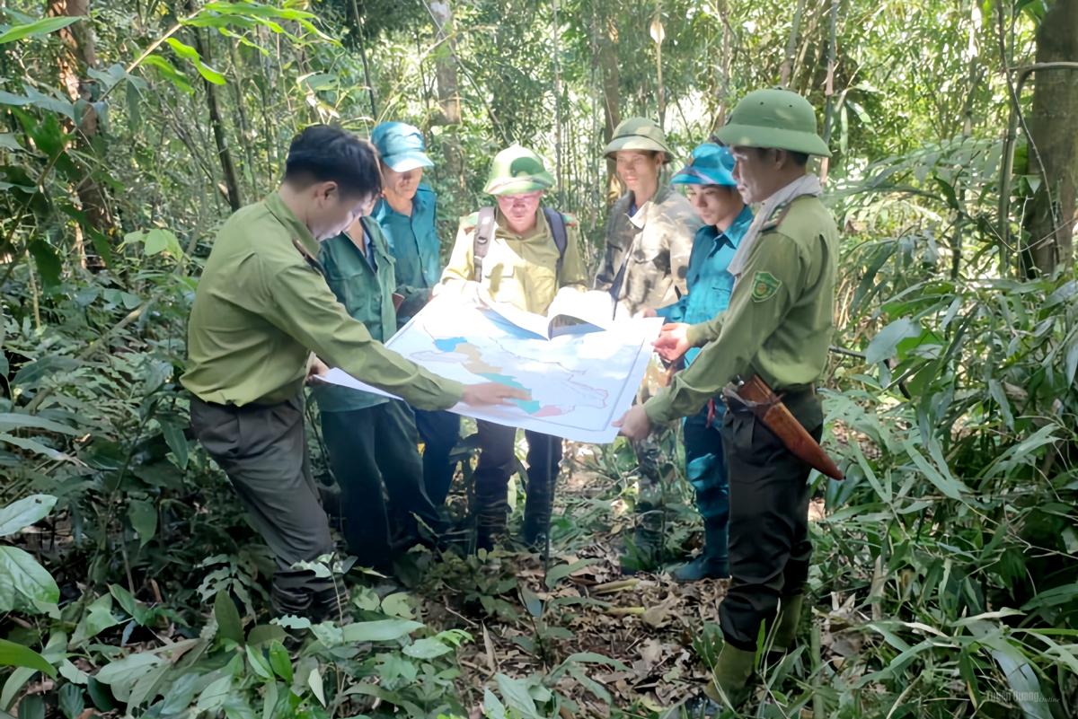 Người dân thôn Lục Liêu cùng cán bộ kiểm lâm tuần rừng.