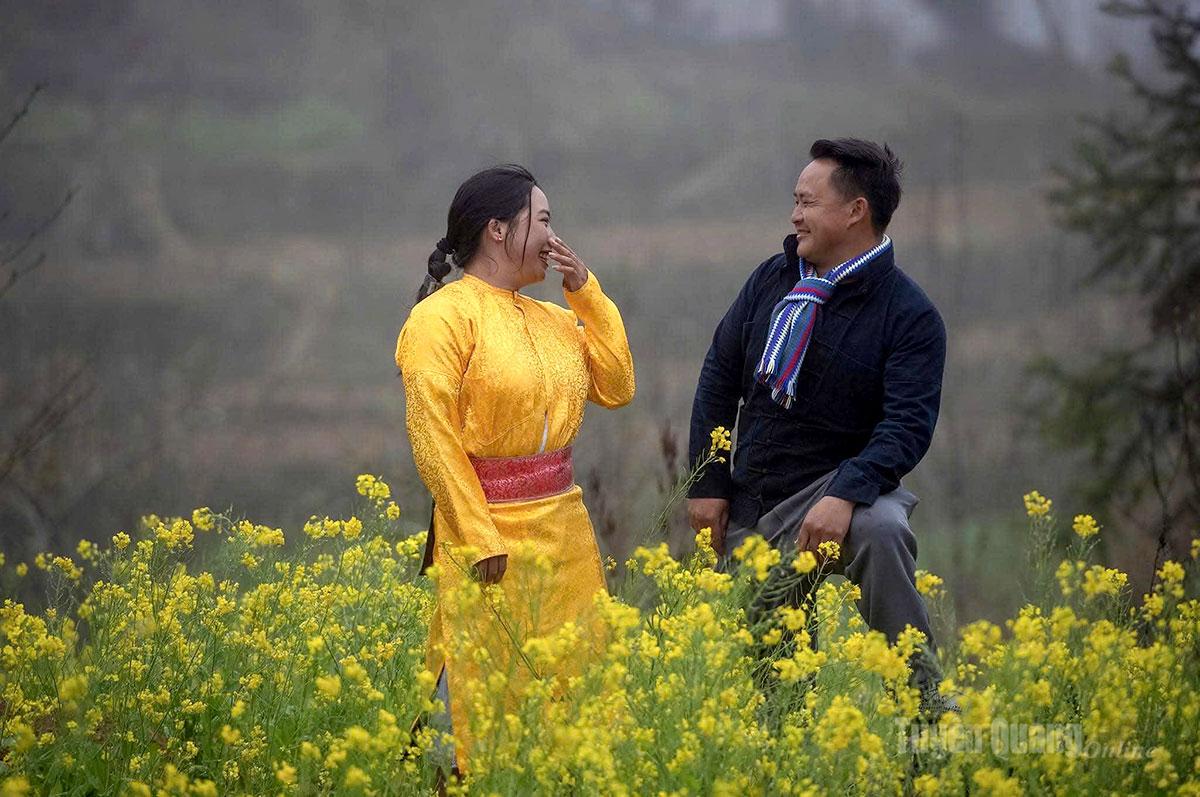 They excitedly set out together for spring outings.