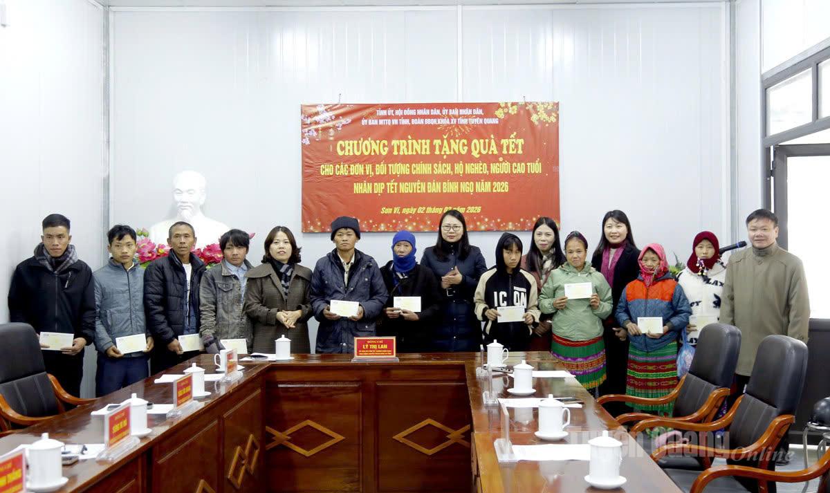  Trưởng Đoàn ĐBQH hoạt động chuyên trách khóa XV tỉnh Lý Thị Lan và lãnh đạo các Ban HĐND tỉnh trao quà Tết cho hộ nghèo xã Sơn Vĩ