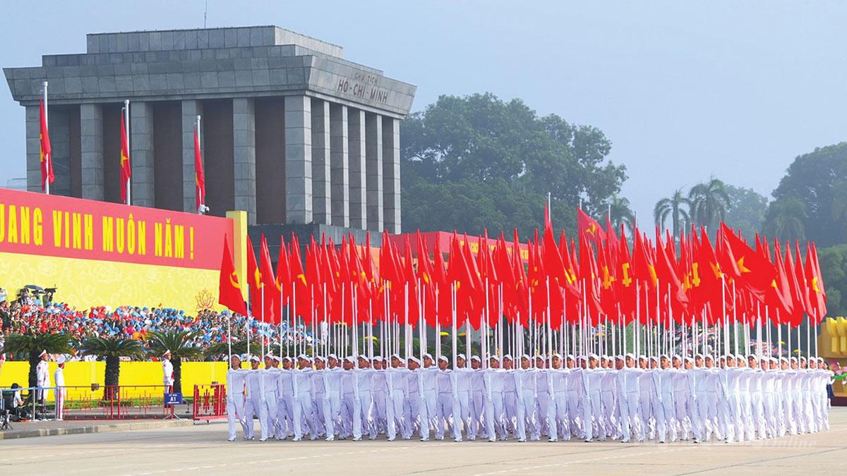 Khối cờ Đảng, cờ Tổ quốc diễu hành trong Lễ kỷ niệm 80 năm Cách mạng Tháng Tám và Quốc khánh 2-9
