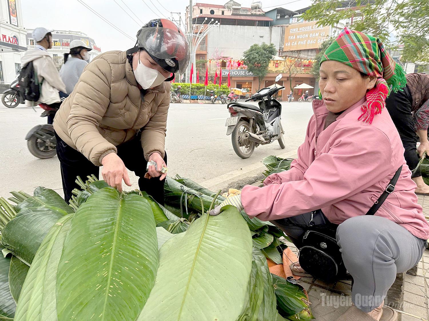 Dong leaves are displayed for sale in Ha Giang 1 Ward.