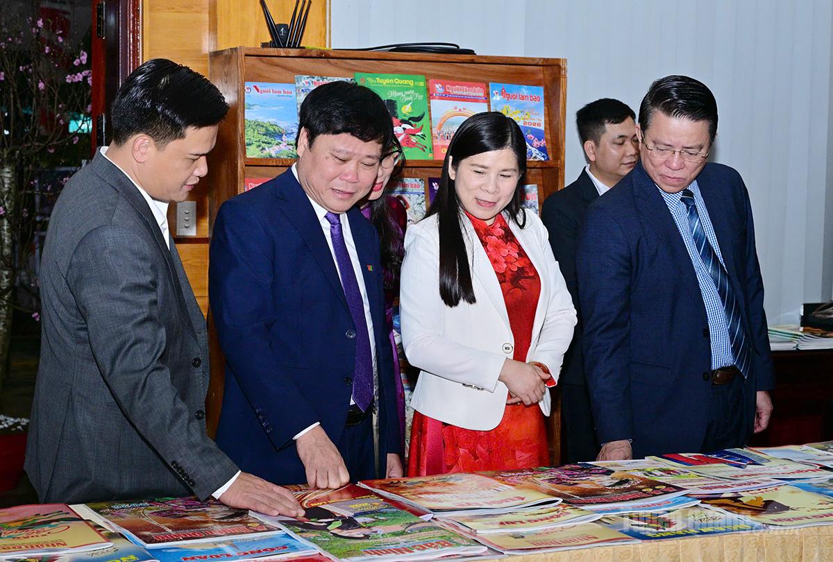 Các đại biểu tham quan gian trưng bày Báo xuân.