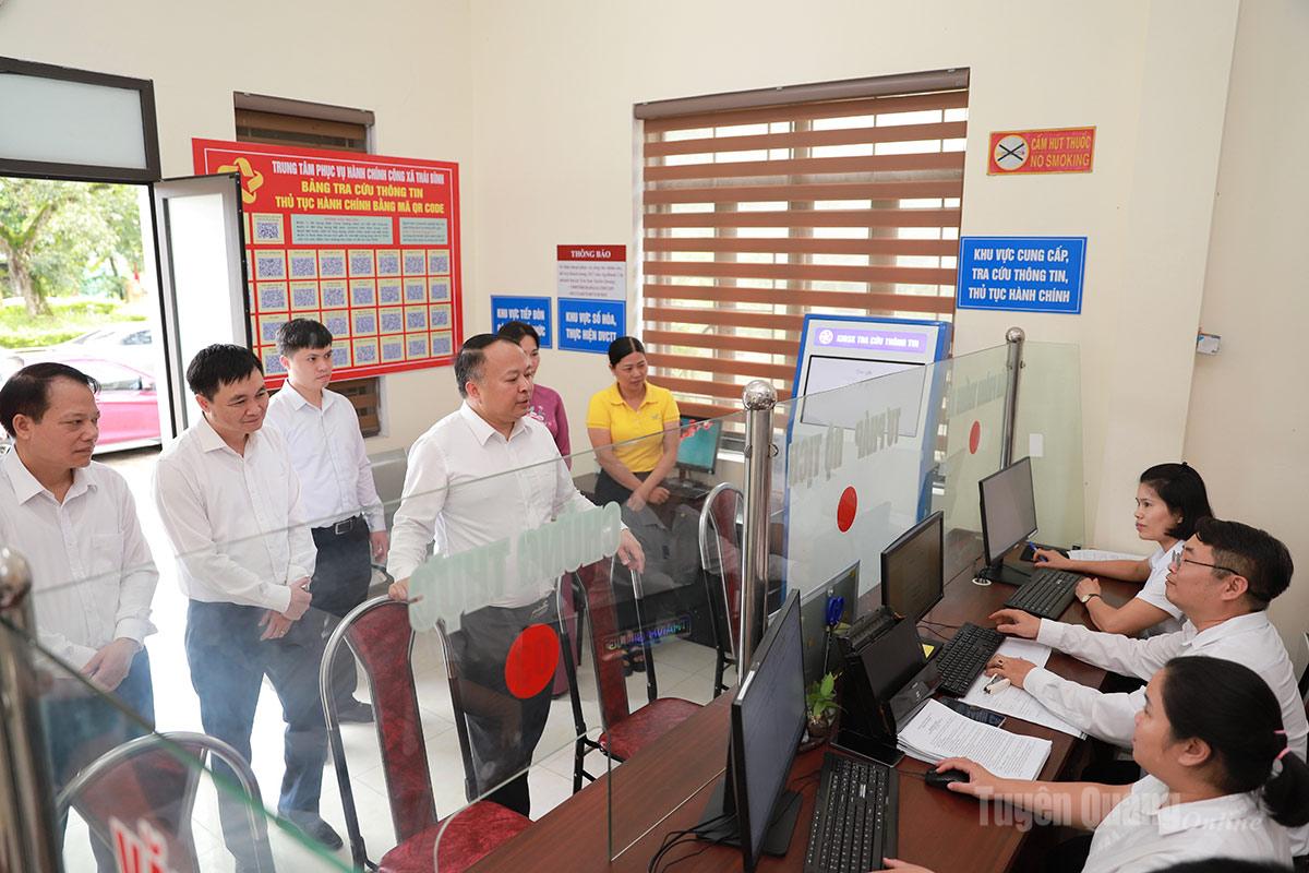 Chủ tịch UBND tỉnh Phan Huy Ngọc 
kiểm tra hoạt động Trung tâm Phục vụ 
hành chính công xã Thái Bình.