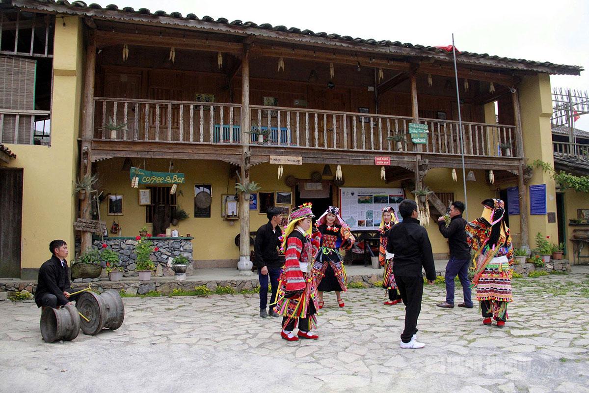 Người Lô Lô
xã Lũng Cú
duy trì
điệu múa trống truyền thống trong nghi lễ
đầu Xuân.