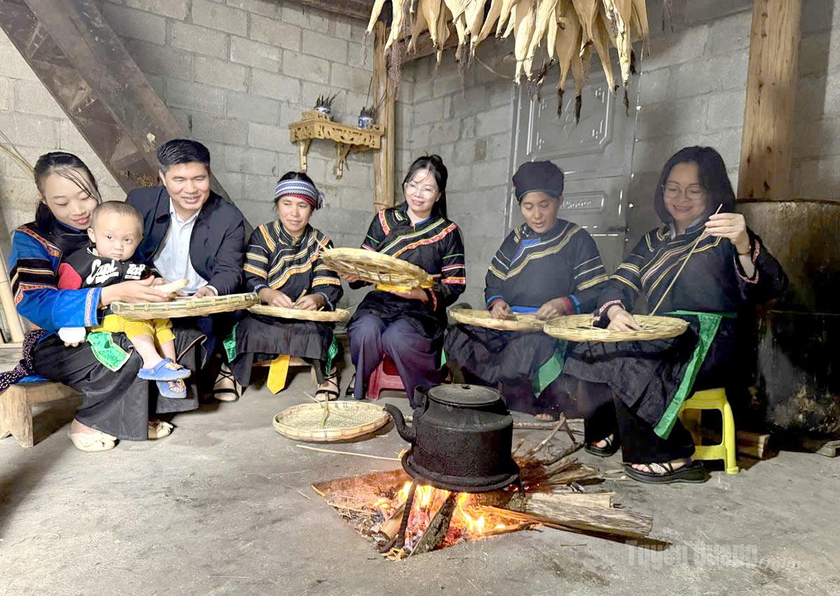 Du khách trải nghiệm không gian bếp lửa của người Cờ Lao, thôn Má Chế, xã Sà Phìn.