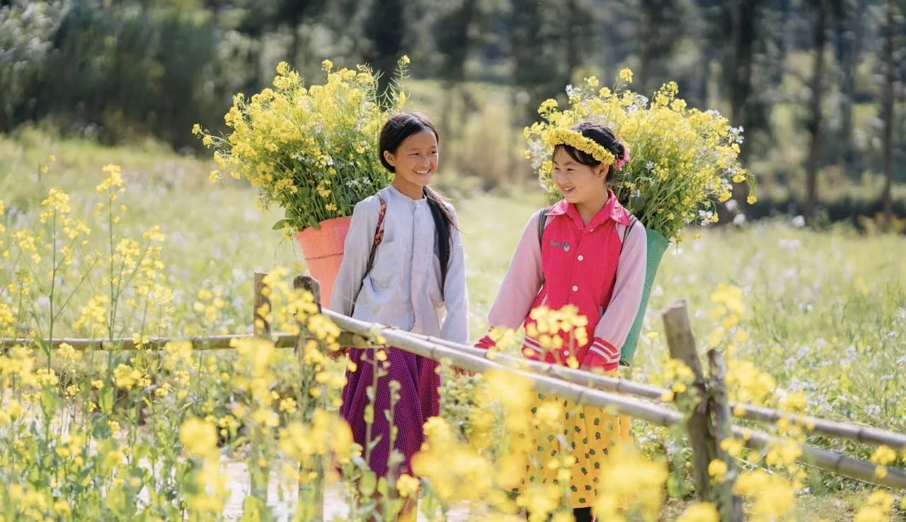 Children on the Happiness Road, symbolizing a bright and joyful life in the highlands.