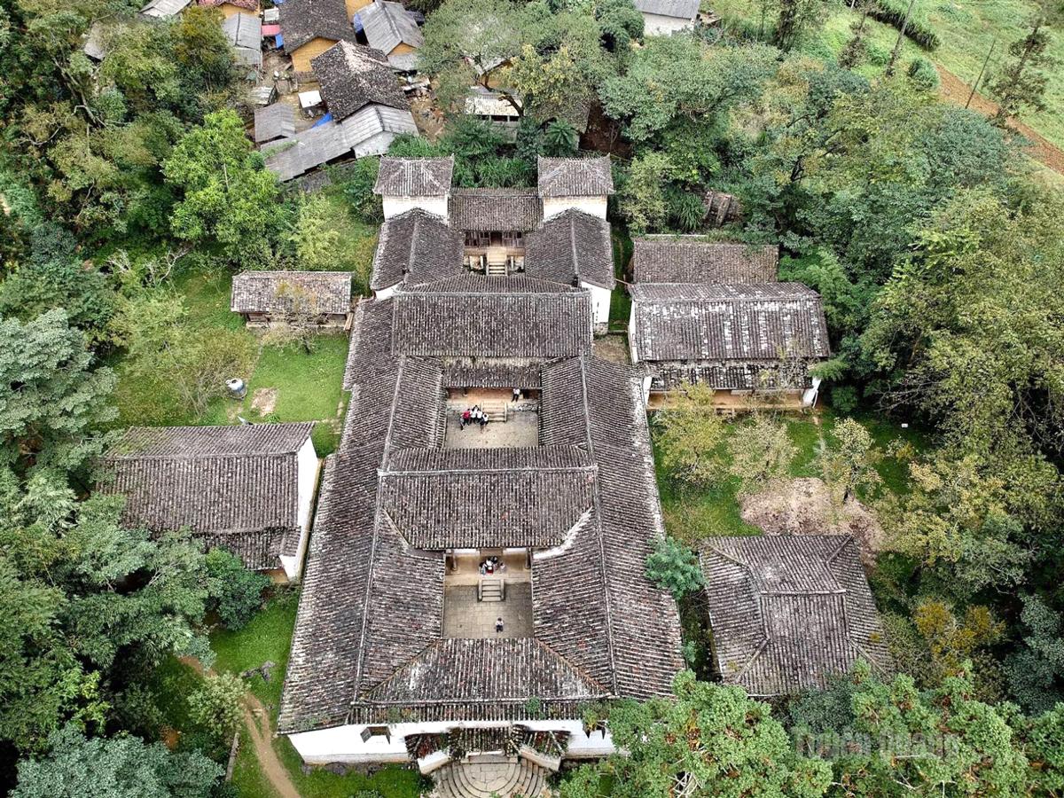  Dinh thự nhà Vương với Dinh thự nhà Vương với 
kiến trúc nghệ thuật độc đáo, kiến trúc nghệ thuật độc đáo, có tuổi thọ trên 100 năm.