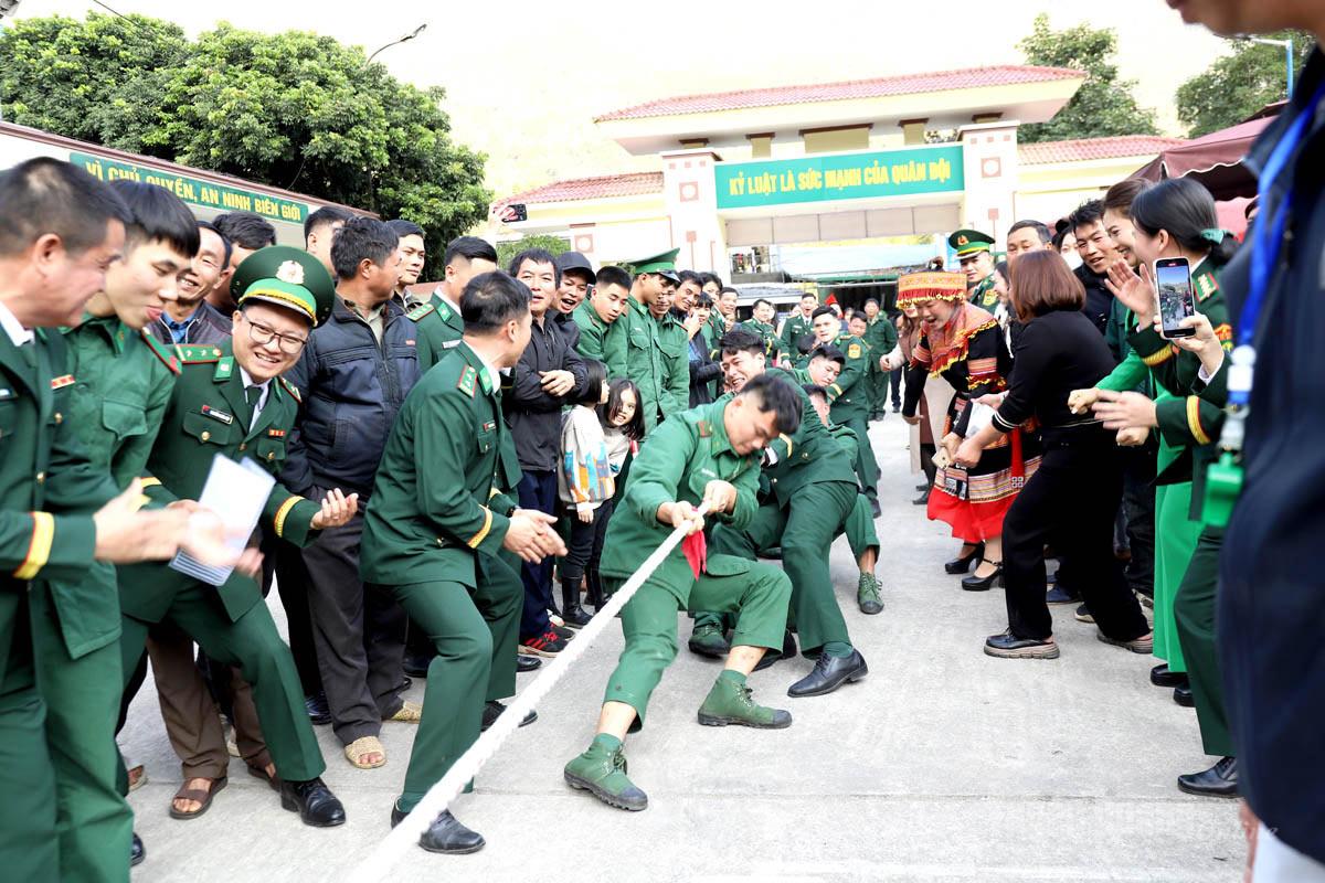 Ngày hội “Xuân Biên phòng ấm lòng dân bản” tại Đồn Biên phòng Cửa khẩu Quốc tế Thanh Thủy trở nên sôi động với màn thi kéo co, thu hút đông đảo cán bộ, chiến sĩ và người dân tham gia.