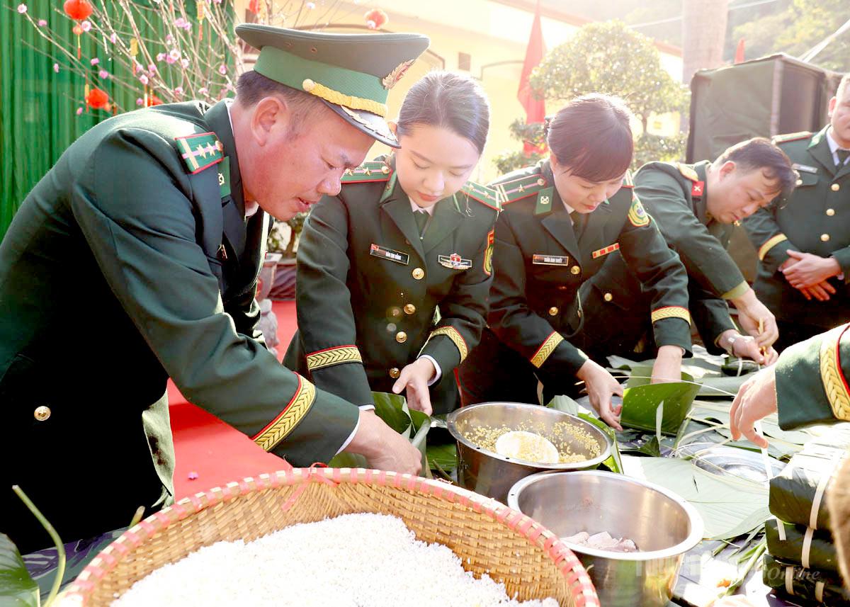 Cán bộ, chiến sĩ biên phòng 
quây quần 
gói bánh chưng, giữ Tết ấm 
giữa vùng
 biên cương.