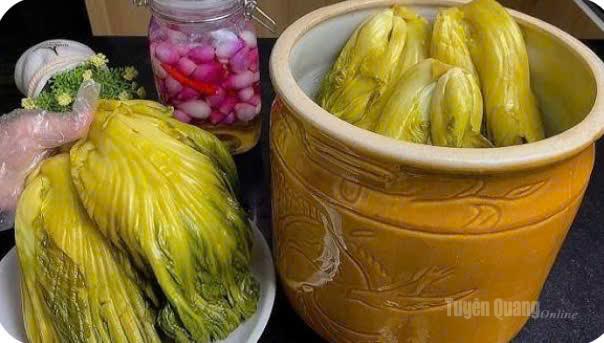 Vại dưa sành nâu giản dị luôn nhắc về sự cẩn thận, khéo léo của người phụ nữ Việt.