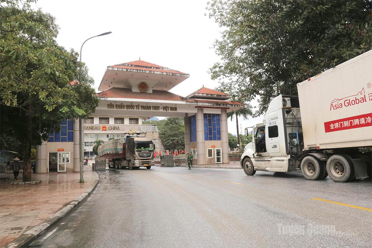 Hoạt động xuất nhập khẩu hàng hóa tại cửa khẩu trên địa bàn tỉnh tăng mạnh trong năm 2025.