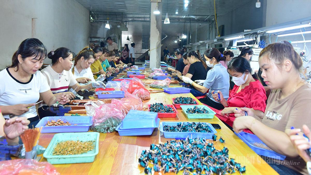 Cơ sở gia công linh kiện điện tử
của ông Đàm Văn Tuấn,
thôn Hợp Long 1, xã Yên Nguyên tạo việc làm cho nhiều lao động
địa phương.