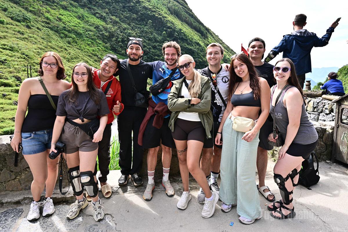 Khách du lịch nước ngoài khám phá cái Tết của người dân ở Cao nguyên đá Đồng Văn.