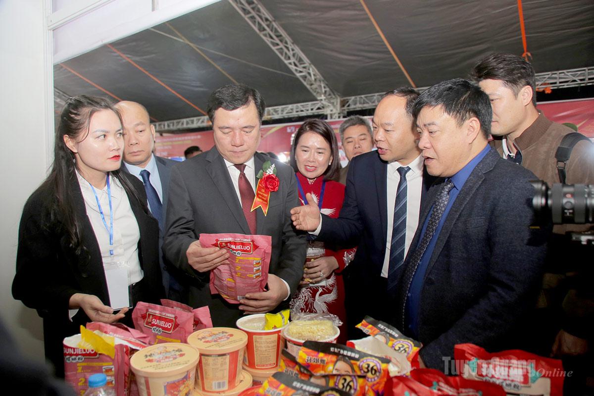 Đồng chí Hoàng Gia Long, Ủy viên Ban Thường vụ Tỉnh ủy, Phó Chủ tịch UBND tỉnh và các đại biểu tại Hội chợ Thương mại Quốc tế Việt - Trung (Tuyên Quang 2025).