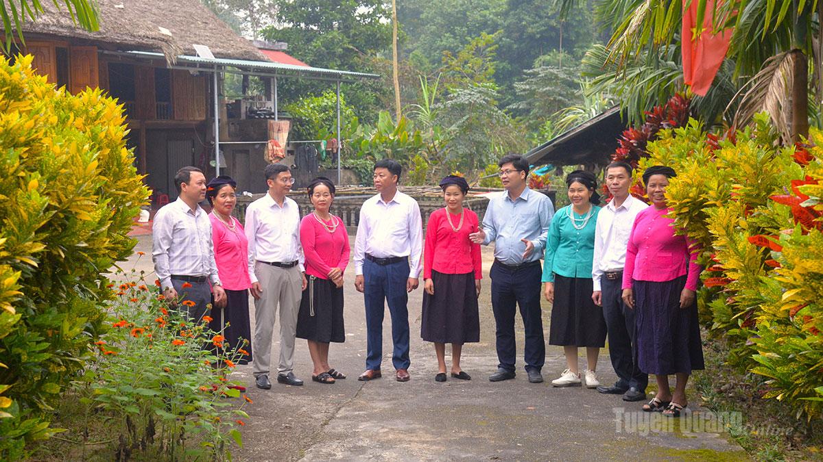 Lãnh đạo xã Bằng Lang tuyên truyền, vận động người dân tích cực tham gia phong trào 
xây dựng nông thôn mới.