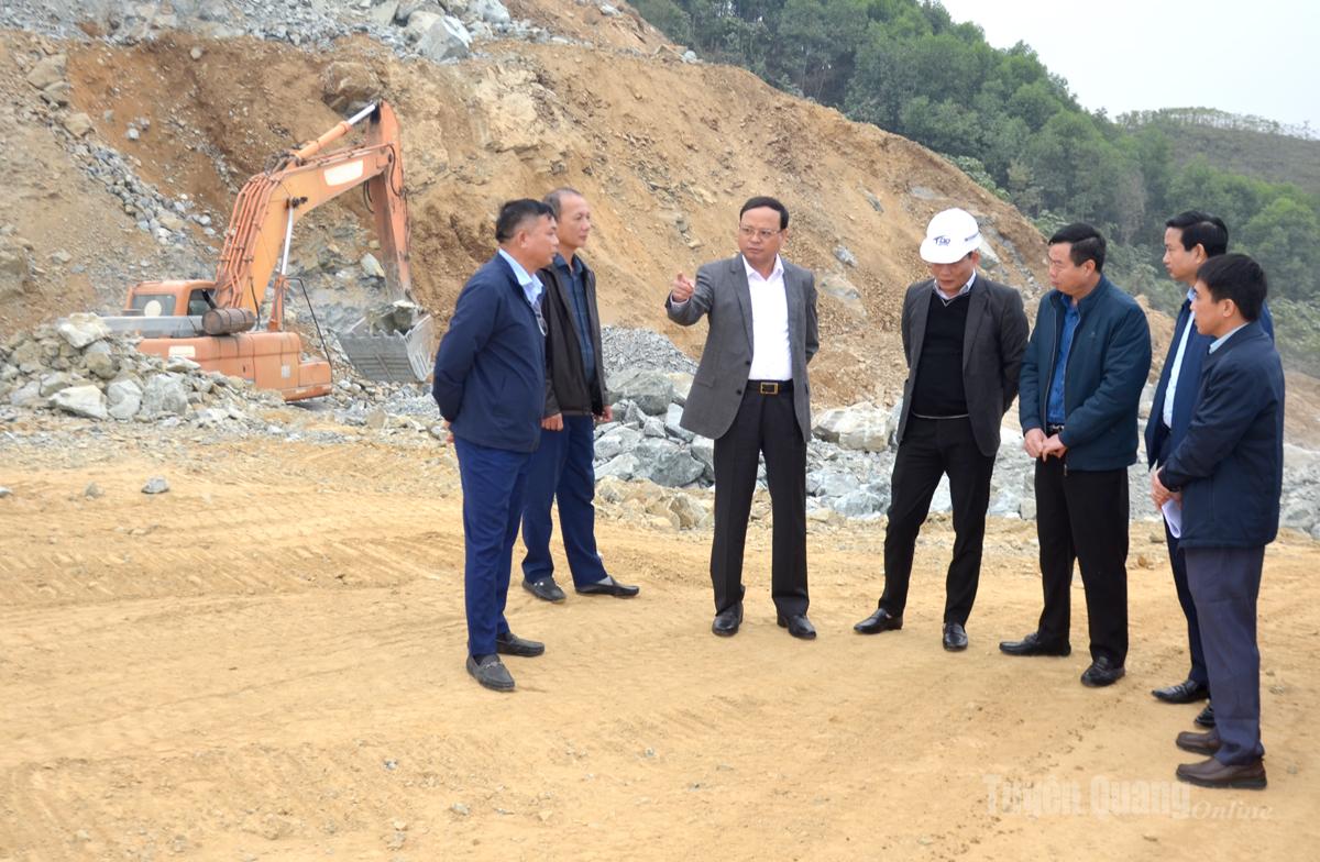 đồng chí nguyễn mạnh tuấn, ủy viên ban thường vụ tỉnh ủy, phó chủ tịch thường trực ubnd tỉnh kiểm tra tiến độ thi công Dự án cao tốc Tuyên Quang - Hà Giang.