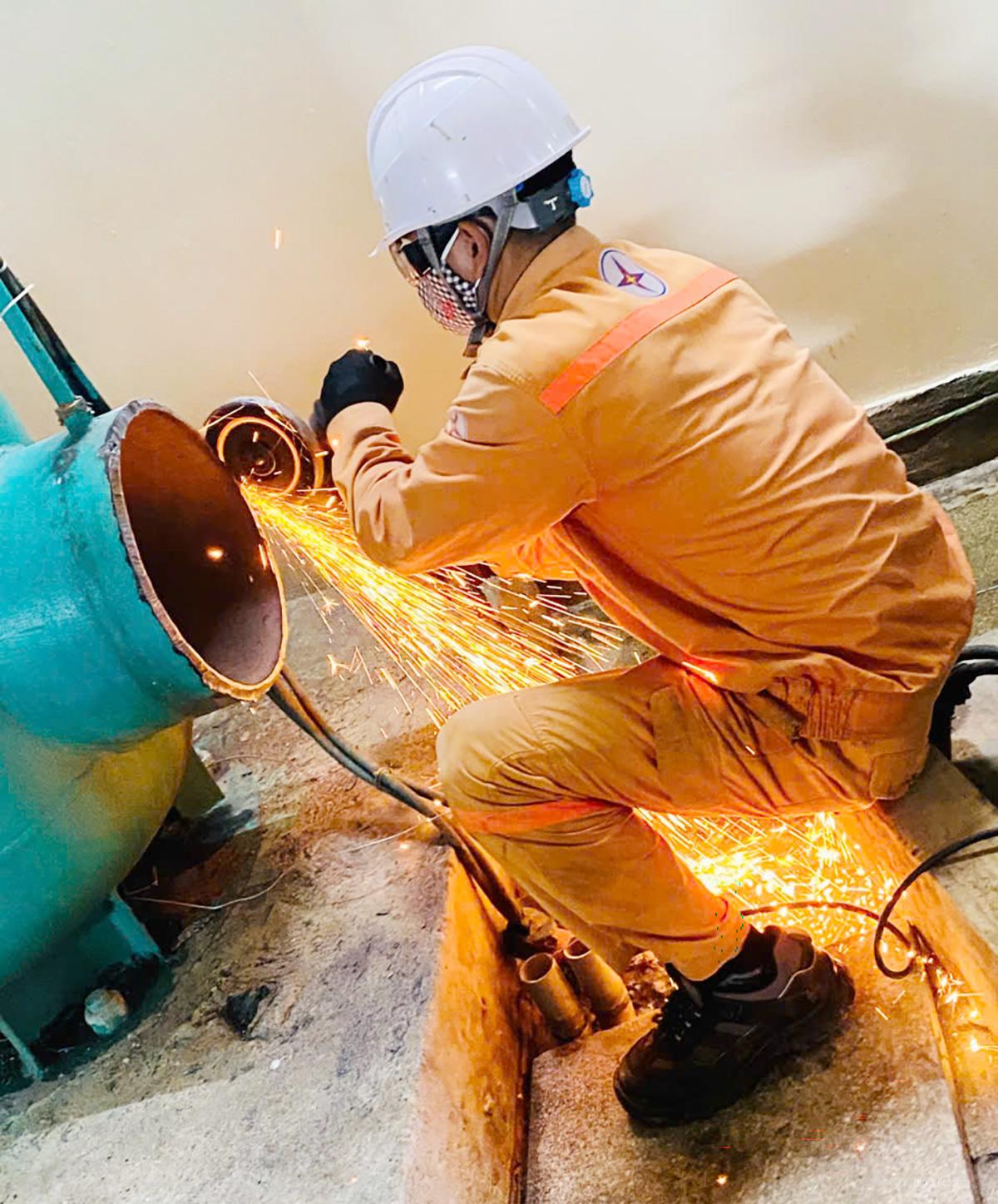 Công nhân công ty sửa chữa, bảo dưỡng thiết bị.