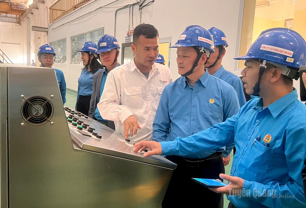 Đồng chí Triệu Tài Phong, Phó Chủ tịch Ủy ban MTTQ Việt Nam tỉnh, Chủ tịch Liên đoàn Lao động tỉnh Tuyên Quang thăm và làm việc tại Công ty Cổ phần giấy An Hòa.