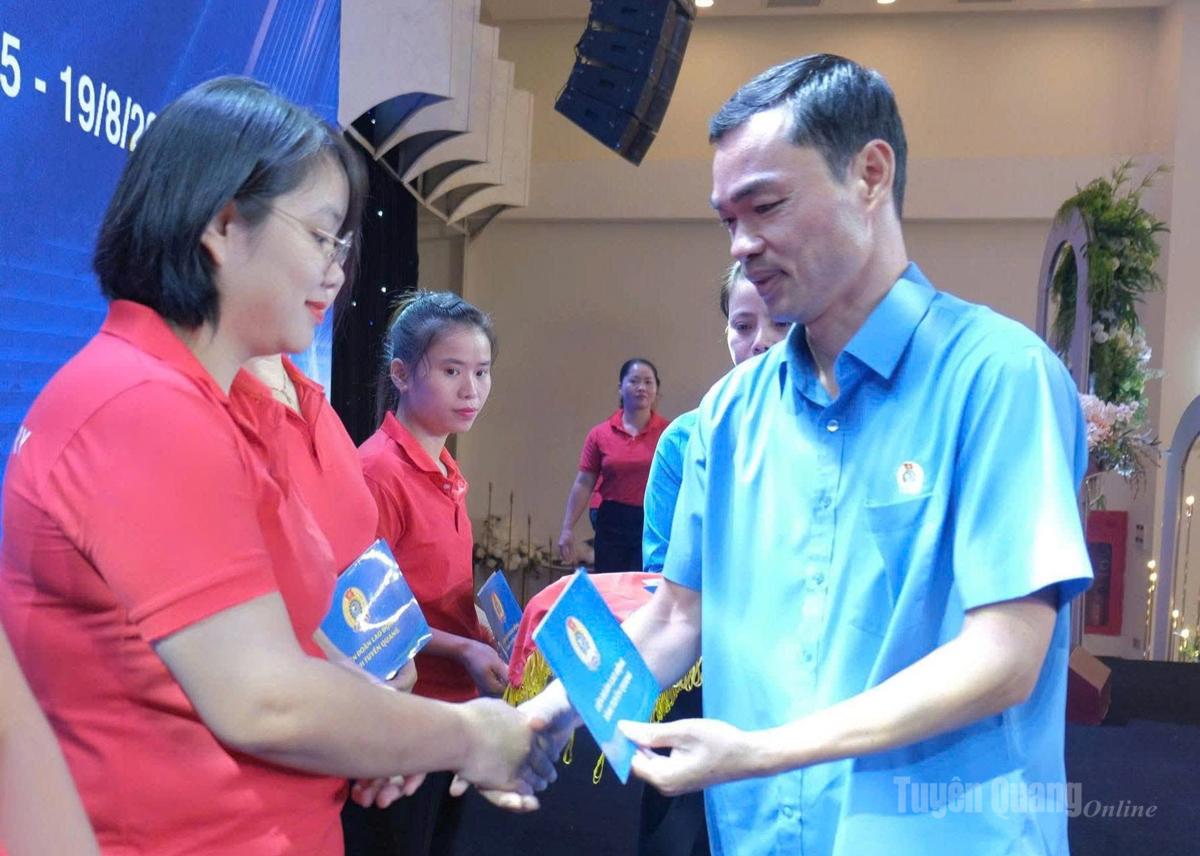 Lãnh đạo Liên đoàn Lao động tỉnh Tuyên Quang tặng quà cho đoàn viên có hoàn cảnh khó khăn của Công đoàn cơ sở Công ty Cổ phần Đầu tư và Phát triển Annam - Chi nhánh Hà Giang.