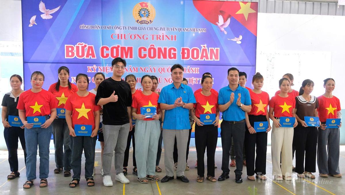 Lãnh đạo Liên đoàn Lao động tỉnh Tuyên Quang tặng quà cho đoàn viên có hoàn cảnh khó khăn của Công đoàn cơ sở Công ty TNHH Sản xuất giày Chung Jye Tuyên Quang-Việt Nam.
