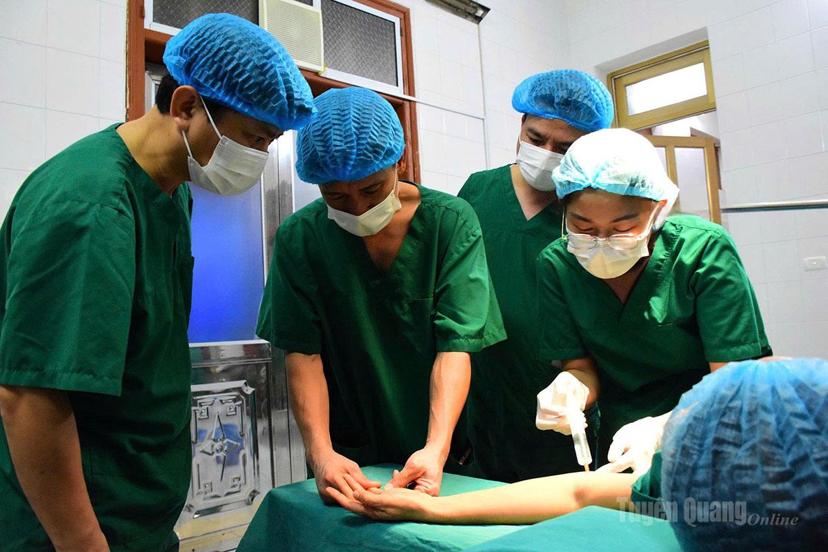 Kiểm tra vết thương của bệnh nhân trước khi thực hiện ca mổ.