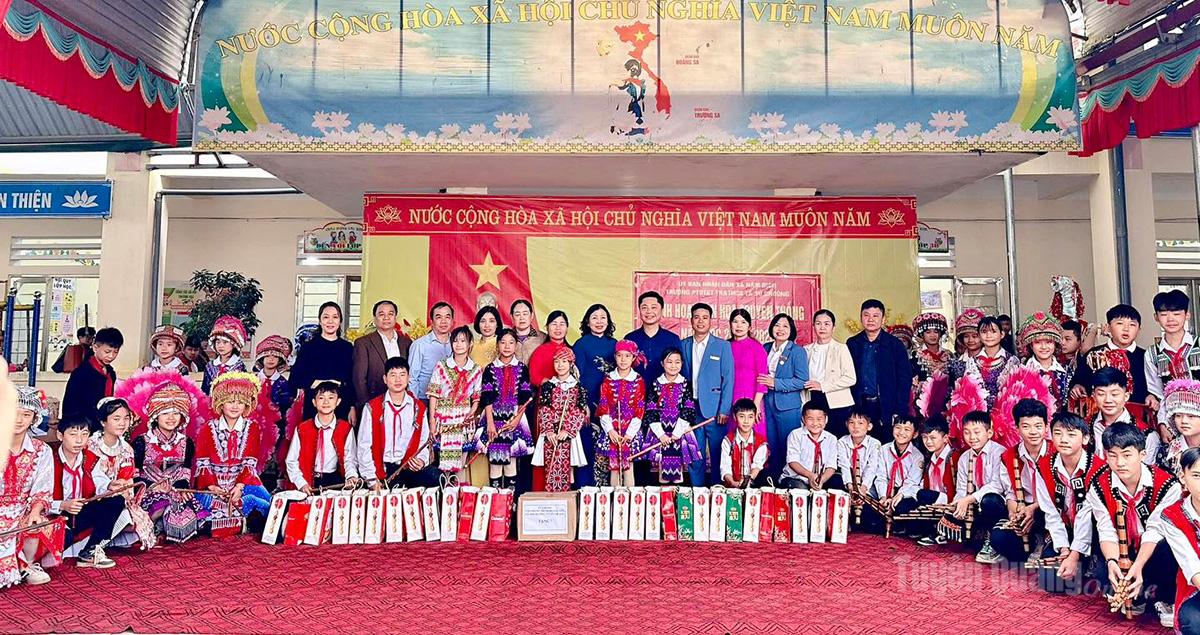 Các trường học thuộc Cụm
chuyên môn
số 10 -
cấp Tiểu học
tổ chức trao đổi chuyên môn và
tặng quà học sinh Trường PTDTBT TH&THCS
Tả Sử Choóng,
xã Nậm Dịch.