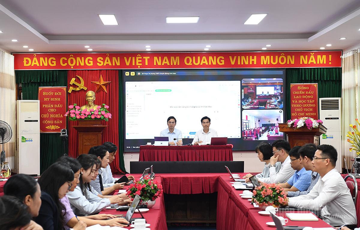 Lãnh đạo Sở Giáo dục và Đào tạo chủ trì họp Tổ ứng dụng Khoa học, Công nghệ và Chuyển đổi số triển khai các nhiệm vụ.
